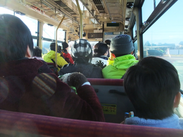 The bus to Akagi-san was full with hikers. 